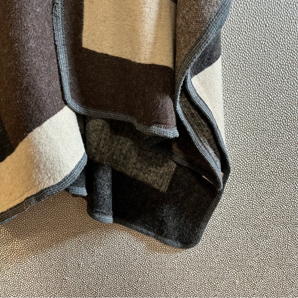 OS Do Everything In Love Blanket Poncho - Picture 3 of 7